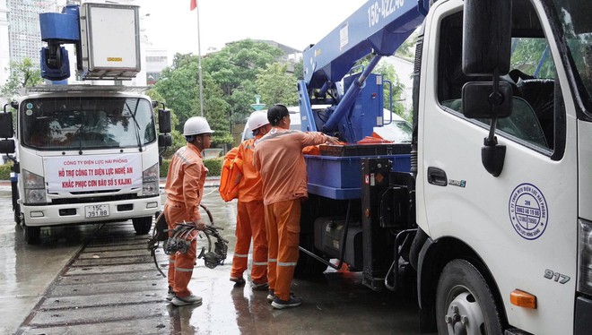 Xuyên đêm khôi phục điện cho người dân ở Nghệ An sau bão số 5- Ảnh 7. Xuyên đêm khôi phục điện cho người dân ở Nghệ An sau bão số 5- Ảnh 7.