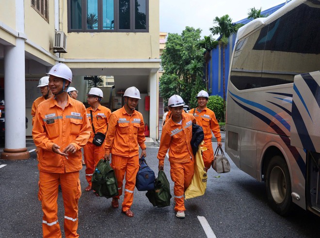 Xuyên đêm khôi phục điện cho người dân ở Nghệ An sau bão số 5- Ảnh 8. Xuyên đêm khôi phục điện cho người dân ở Nghệ An sau bão số 5- Ảnh 8.