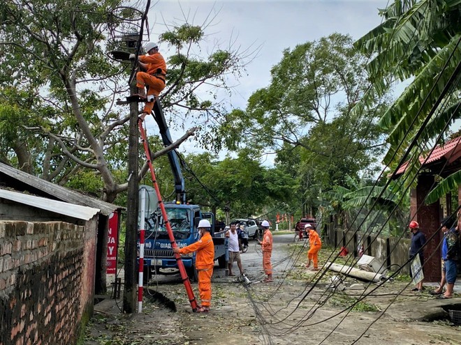Xuyên đêm khôi phục điện cho người dân ở Nghệ An sau bão số 5- Ảnh 10. Xuyên đêm khôi phục điện cho người dân ở Nghệ An sau bão số 5- Ảnh 10.