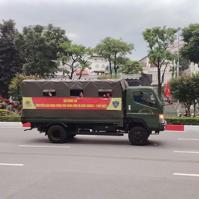 Khát khao tận mắt chứng kiến những đoàn quân đi qua- Ảnh 10. Khát khao tận mắt chứng kiến những đoàn quân đi qua- Ảnh 10.
