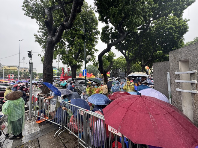 Người dân đội mưa từ đêm hôm trước để chờ xem sơ duyệt, đường Hùng Vương - Trần Phú đã kín chỗ- Ảnh 2. Người dân đội mưa từ đêm hôm trước để chờ xem sơ duyệt, đường Hùng Vương - Trần Phú đã kín chỗ- Ảnh 2.
