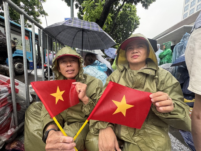 Người dân đội mưa từ đêm hôm trước để chờ xem sơ duyệt, đường Hùng Vương - Trần Phú đã kín chỗ- Ảnh 5. Người dân đội mưa từ đêm hôm trước để chờ xem sơ duyệt, đường Hùng Vương - Trần Phú đã kín chỗ- Ảnh 5.