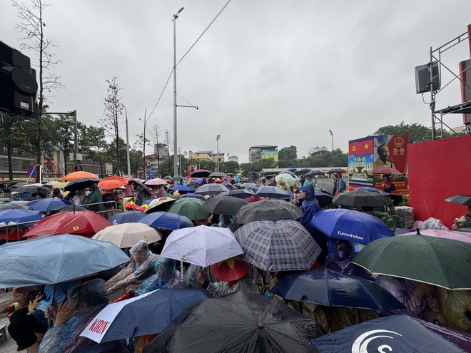 Người dân đội mưa từ đêm hôm trước để chờ xem sơ duyệt, đường Hùng Vương - Trần Phú đã kín chỗ- Ảnh 3. Người dân đội mưa từ đêm hôm trước để chờ xem sơ duyệt, đường Hùng Vương - Trần Phú đã kín chỗ- Ảnh 3.