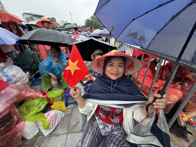 Người dân đội mưa từ đêm hôm trước để chờ xem sơ duyệt, đường Hùng Vương - Trần Phú đã kín chỗ- Ảnh 4. Người dân đội mưa từ đêm hôm trước để chờ xem sơ duyệt, đường Hùng Vương - Trần Phú đã kín chỗ- Ảnh 4.
