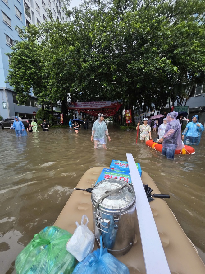 Mưa lớn sau bão, chung cư tại Hà Nội ngập nặng, điện nước tê liệt- Ảnh 4.