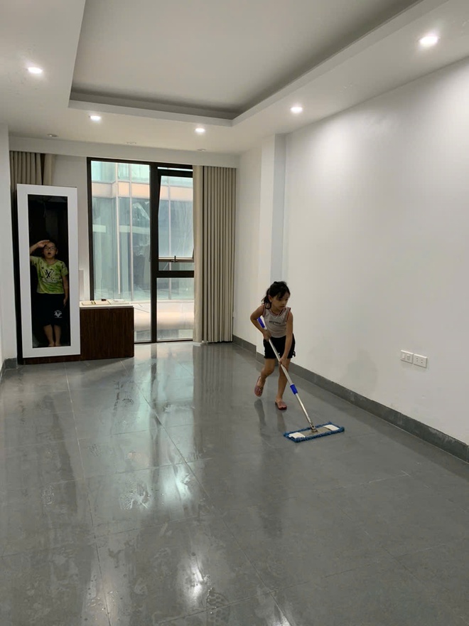 Người phụ nữ cho người lạ ở miễn phí chờ xem diễu binh, diễu hành: 'Tôi vẫn luôn sẵn sàng mở cửa đón chào'- Ảnh 2. Người phụ nữ cho người lạ ở miễn phí chờ xem diễu binh, diễu hành: 'Tôi vẫn luôn sẵn sàng mở cửa đón chào'- Ảnh 2.