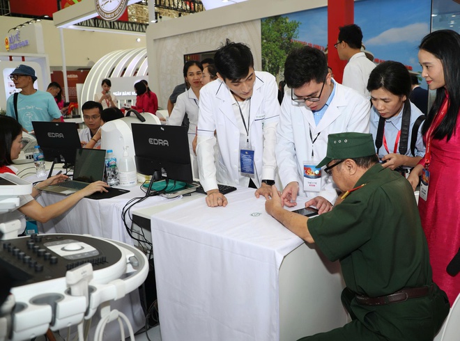 Lãnh đạo Bộ Y tế cùng nhiều bộ, ngành thăm gian triển lãm 'Y tế Việt Nam - Hành trình 80 năm vì sức khỏe Nhân dân'- Ảnh 8. Lãnh đạo Bộ Y tế cùng nhiều bộ, ngành thăm gian triển lãm 'Y tế Việt Nam - Hành trình 80 năm vì sức khỏe Nhân dân'- Ảnh 8.