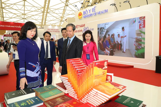 Lãnh đạo Bộ Y tế cùng nhiều bộ, ngành thăm gian triển lãm 'Y tế Việt Nam - Hành trình 80 năm vì sức khỏe Nhân dân'- Ảnh 4. Lãnh đạo Bộ Y tế cùng nhiều bộ, ngành thăm gian triển lãm 'Y tế Việt Nam - Hành trình 80 năm vì sức khỏe Nhân dân'- Ảnh 4.