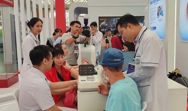 Hàng ngàn người dân thăm quan, trải nghiệm khám bệnh tại Triển lãm 'Y tế Việt Nam - Hành trình 80 năm vì sức khỏe Nhân dân'- Ảnh 10.