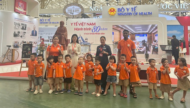 Hàng ngàn người dân thăm quan, trải nghiệm khám bệnh tại Triển lãm 'Y tế Việt Nam - Hành trình 80 năm vì sức khỏe Nhân dân'- Ảnh 4.