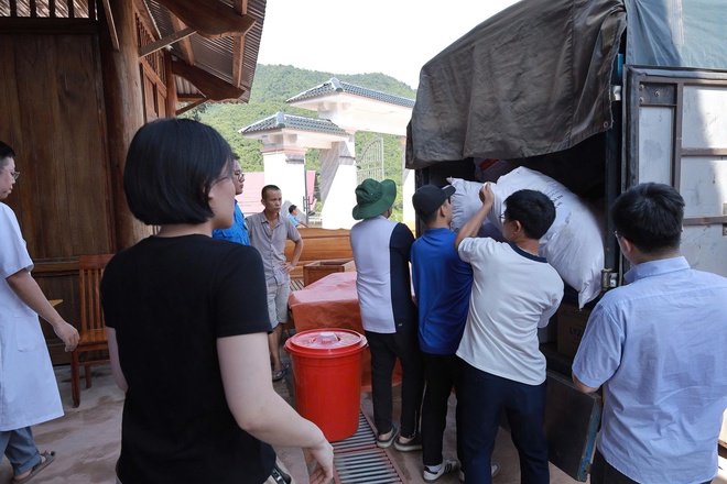 'Áo trắng' vượt lũ đến với vùng cao: Hơi ấm tình người giữa hoang tàn sau thiên tai- Ảnh 5. 'Áo trắng' vượt lũ đến với vùng cao: Hơi ấm tình người giữa hoang tàn sau thiên tai- Ảnh 5.
