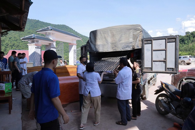 'Áo trắng' vượt lũ đến với vùng cao: Hơi ấm tình người giữa hoang tàn sau thiên tai- Ảnh 17. 'Áo trắng' vượt lũ đến với vùng cao: Hơi ấm tình người giữa hoang tàn sau thiên tai- Ảnh 17.