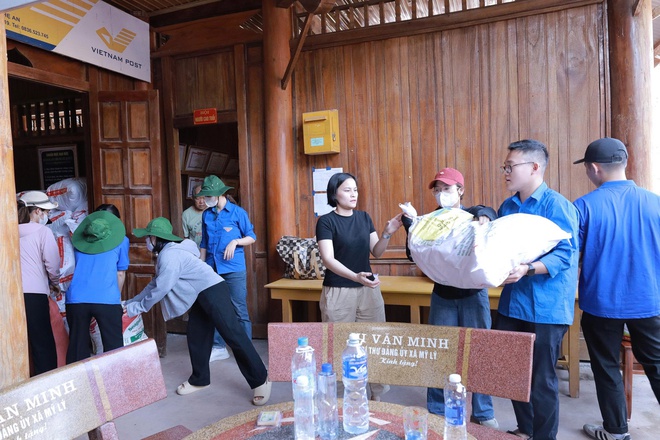 'Áo trắng' vượt lũ đến với vùng cao: Hơi ấm tình người giữa hoang tàn sau thiên tai- Ảnh 6. 'Áo trắng' vượt lũ đến với vùng cao: Hơi ấm tình người giữa hoang tàn sau thiên tai- Ảnh 6.