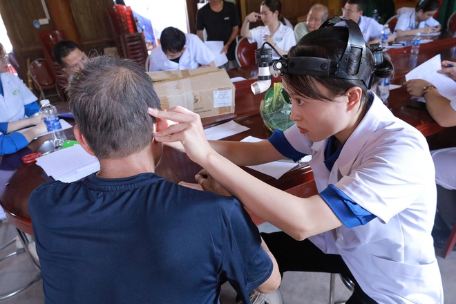 'Áo trắng' vượt lũ đến với vùng cao: Hơi ấm tình người giữa hoang tàn sau thiên tai- Ảnh 16. 'Áo trắng' vượt lũ đến với vùng cao: Hơi ấm tình người giữa hoang tàn sau thiên tai- Ảnh 16.