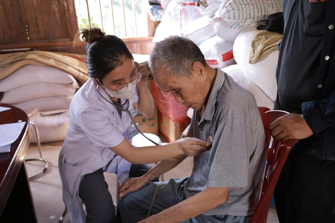 'Áo trắng' vượt lũ đến với vùng cao: Hơi ấm tình người giữa hoang tàn sau thiên tai- Ảnh 15. 'Áo trắng' vượt lũ đến với vùng cao: Hơi ấm tình người giữa hoang tàn sau thiên tai- Ảnh 15.