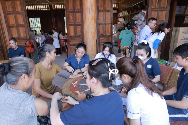 'Áo trắng' vượt lũ đến với vùng cao: Hơi ấm tình người giữa hoang tàn sau thiên tai- Ảnh 8. 'Áo trắng' vượt lũ đến với vùng cao: Hơi ấm tình người giữa hoang tàn sau thiên tai- Ảnh 8.