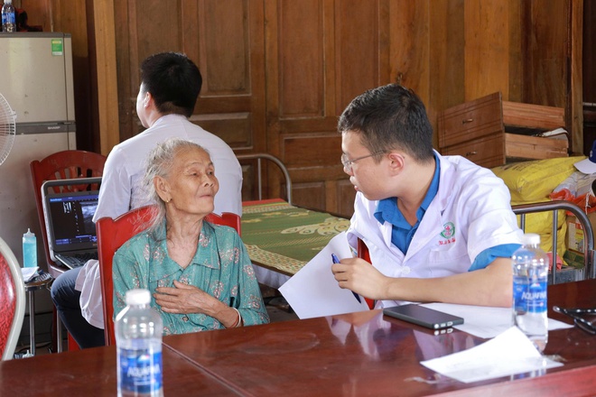 'Áo trắng' vượt lũ đến với vùng cao: Hơi ấm tình người giữa hoang tàn sau thiên tai- Ảnh 14. 'Áo trắng' vượt lũ đến với vùng cao: Hơi ấm tình người giữa hoang tàn sau thiên tai- Ảnh 14.