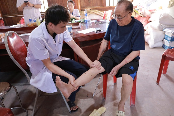 'Áo trắng' vượt lũ đến với vùng cao: Hơi ấm tình người giữa hoang tàn sau thiên tai- Ảnh 13. 'Áo trắng' vượt lũ đến với vùng cao: Hơi ấm tình người giữa hoang tàn sau thiên tai- Ảnh 13.