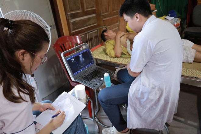 'Áo trắng' vượt lũ đến với vùng cao: Hơi ấm tình người giữa hoang tàn sau thiên tai- Ảnh 11. 'Áo trắng' vượt lũ đến với vùng cao: Hơi ấm tình người giữa hoang tàn sau thiên tai- Ảnh 11.