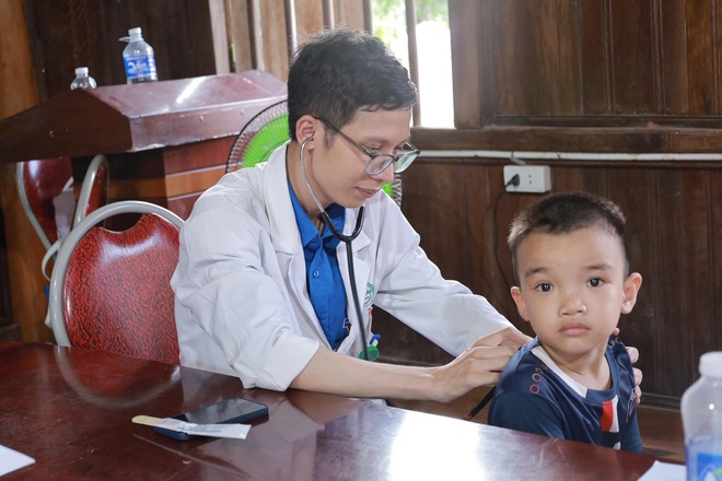 'Áo trắng' vượt lũ đến với vùng cao: Hơi ấm tình người giữa hoang tàn sau thiên tai- Ảnh 10. 'Áo trắng' vượt lũ đến với vùng cao: Hơi ấm tình người giữa hoang tàn sau thiên tai- Ảnh 10.
