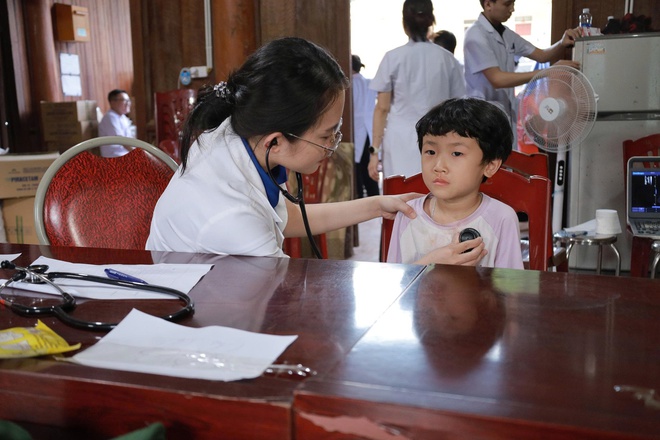 'Áo trắng' vượt lũ đến với vùng cao: Hơi ấm tình người giữa hoang tàn sau thiên tai- Ảnh 12. 'Áo trắng' vượt lũ đến với vùng cao: Hơi ấm tình người giữa hoang tàn sau thiên tai- Ảnh 12.