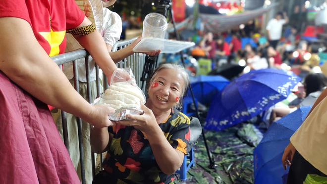 Tổng duyệt diễu binh, diễu hành A80: Ấm áp nghĩa tình Hà Nội từ những nắm cơm muối vừng- Ảnh 2. Tổng duyệt diễu binh, diễu hành A80: Ấm áp nghĩa tình Hà Nội từ những nắm cơm muối vừng- Ảnh 2.