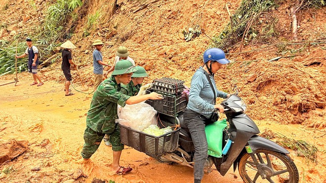 Mưa lớn do bão số 6 chia cắt nhiều xã miền Tây Nghệ An- Ảnh 3. Mưa lớn do bão số 6 chia cắt nhiều xã miền Tây Nghệ An- Ảnh 3.