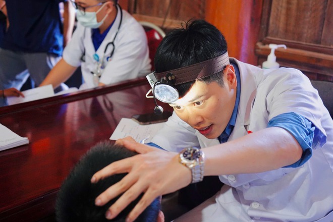 Khám bệnh, tặng quà cho trẻ em và người dân vùng lũ Mỹ Lý- Ảnh 3.