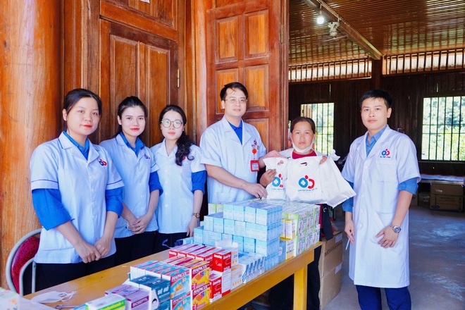 Khám bệnh, tặng quà cho trẻ em và người dân vùng lũ Mỹ Lý- Ảnh 4.