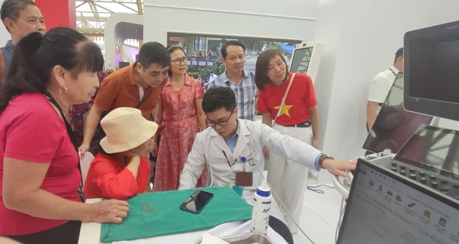 Gian Triển lãm Bộ Y tế thu hút hàng chục nghìn lượt khách thăm quan, trải nghiệm khám, tư vấn sức khoẻ- Ảnh 10. Gian Triển lãm Bộ Y tế thu hút hàng chục nghìn lượt khách thăm quan, trải nghiệm khám, tư vấn sức khoẻ- Ảnh 10.