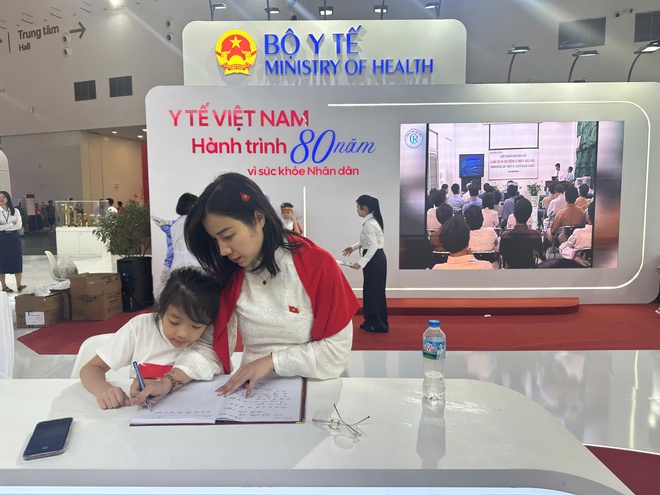 Gian Triển lãm Bộ Y tế thu hút hàng chục nghìn lượt khách thăm quan, trải nghiệm khám, tư vấn sức khoẻ- Ảnh 4. Gian Triển lãm Bộ Y tế thu hút hàng chục nghìn lượt khách thăm quan, trải nghiệm khám, tư vấn sức khoẻ- Ảnh 4.