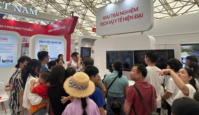 Gian Triển lãm Bộ Y tế thu hút hàng chục nghìn lượt khách thăm quan, trải nghiệm khám, tư vấn sức khoẻ- Ảnh 7. Gian Triển lãm Bộ Y tế thu hút hàng chục nghìn lượt khách thăm quan, trải nghiệm khám, tư vấn sức khoẻ- Ảnh 7.