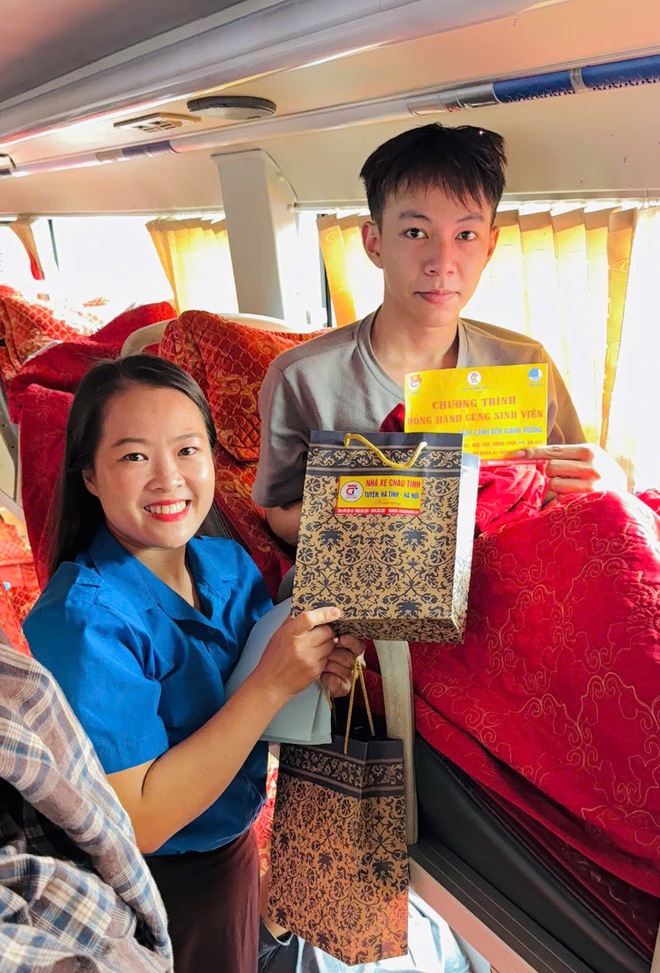 'Chuyến xe 0 đồng' chắp cánh ước mơ cho sinh viên- Ảnh 3. 'Chuyến xe 0 đồng' chắp cánh ước mơ cho sinh viên- Ảnh 3.