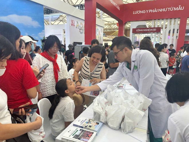 Gian Triển lãm Bộ Y tế thu hút hàng chục nghìn lượt khách thăm quan, trải nghiệm khám, tư vấn sức khoẻ- Ảnh 11. Gian Triển lãm Bộ Y tế thu hút hàng chục nghìn lượt khách thăm quan, trải nghiệm khám, tư vấn sức khoẻ- Ảnh 11.