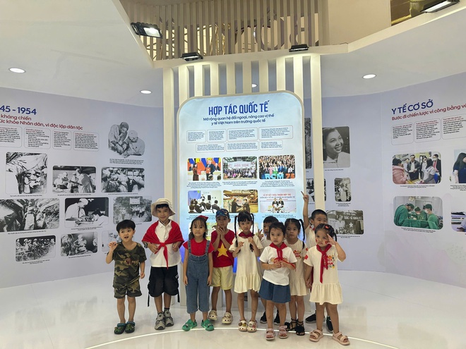 Gian Triển lãm Bộ Y tế thu hút hàng chục nghìn lượt khách thăm quan, trải nghiệm khám, tư vấn sức khoẻ- Ảnh 5. Gian Triển lãm Bộ Y tế thu hút hàng chục nghìn lượt khách thăm quan, trải nghiệm khám, tư vấn sức khoẻ- Ảnh 5.