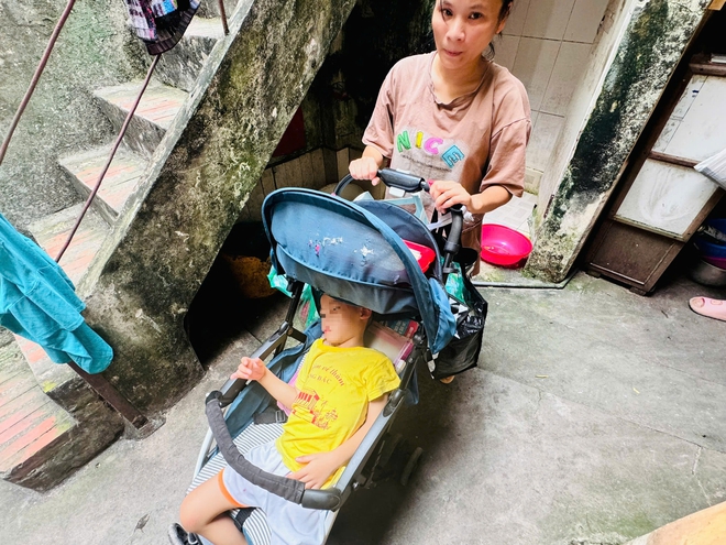 Người mẹ đơn thân 7 năm nuôi con bại não nơi phố thị- Ảnh 3.