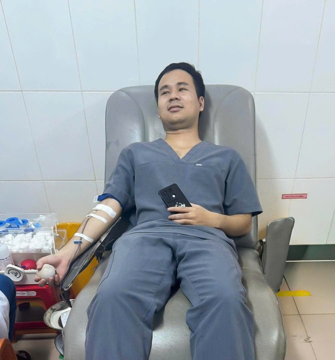 Nhân viên y tế hiến máu khẩn cấp cứu nạn nhân người Lào vụ xe tải lao vào chợ- Ảnh 1.