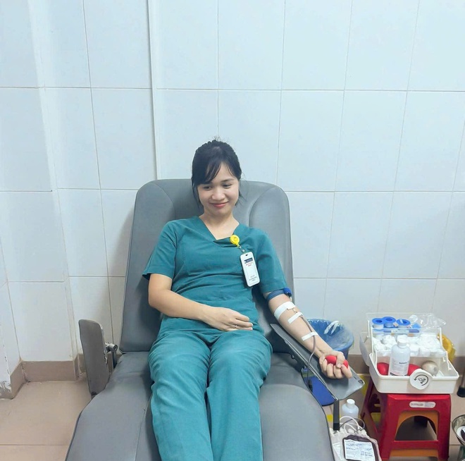 Nhân viên y tế hiến máu khẩn cấp cứu nạn nhân người Lào vụ xe tải lao vào chợ- Ảnh 2.