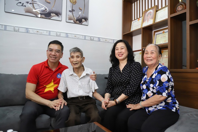 Bộ trưởng Bộ Y tế Đào Hồng Lan tri ân các gia đình có công với cách mạng tại đặc khu Côn Đảo- Ảnh 2. Bộ trưởng Bộ Y tế Đào Hồng Lan tri ân các gia đình có công với cách mạng tại đặc khu Côn Đảo- Ảnh 2.