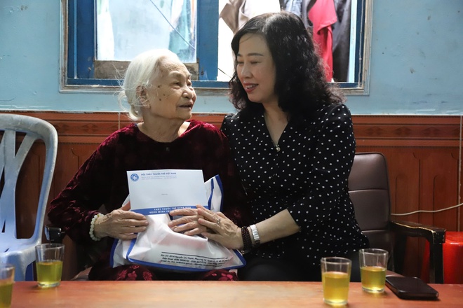 Bộ trưởng Bộ Y tế Đào Hồng Lan tri ân các gia đình có công với cách mạng tại đặc khu Côn Đảo- Ảnh 5. Bộ trưởng Bộ Y tế Đào Hồng Lan tri ân các gia đình có công với cách mạng tại đặc khu Côn Đảo- Ảnh 5.