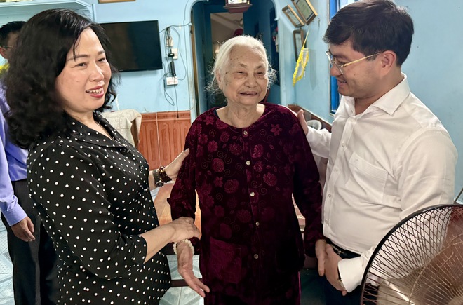 Bộ trưởng Bộ Y tế Đào Hồng Lan tri ân các gia đình có công với cách mạng tại đặc khu Côn Đảo- Ảnh 4. Bộ trưởng Bộ Y tế Đào Hồng Lan tri ân các gia đình có công với cách mạng tại đặc khu Côn Đảo- Ảnh 4.