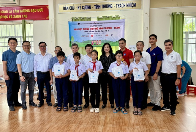 Bộ trưởng Bộ Y tế Đào Hồng Lan tri ân các gia đình có công với cách mạng tại đặc khu Côn Đảo- Ảnh 21. Bộ trưởng Bộ Y tế Đào Hồng Lan tri ân các gia đình có công với cách mạng tại đặc khu Côn Đảo- Ảnh 21.