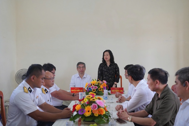 Bộ trưởng Bộ Y tế Đào Hồng Lan tri ân các gia đình có công với cách mạng tại đặc khu Côn Đảo- Ảnh 12. Bộ trưởng Bộ Y tế Đào Hồng Lan tri ân các gia đình có công với cách mạng tại đặc khu Côn Đảo- Ảnh 12.