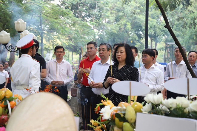 Bộ trưởng Bộ Y tế Đào Hồng Lan tri ân các gia đình có công với cách mạng tại đặc khu Côn Đảo- Ảnh 10. Bộ trưởng Bộ Y tế Đào Hồng Lan tri ân các gia đình có công với cách mạng tại đặc khu Côn Đảo- Ảnh 10.