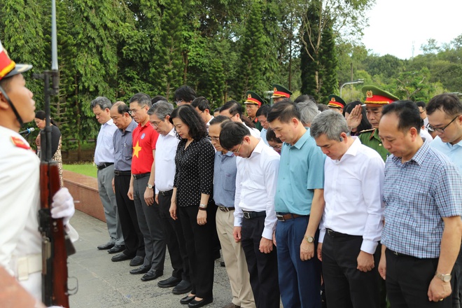 Bộ trưởng Bộ Y tế Đào Hồng Lan tri ân các gia đình có công với cách mạng tại đặc khu Côn Đảo- Ảnh 8. Bộ trưởng Bộ Y tế Đào Hồng Lan tri ân các gia đình có công với cách mạng tại đặc khu Côn Đảo- Ảnh 8.