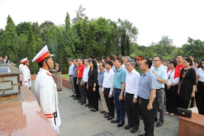 Bộ trưởng Bộ Y tế Đào Hồng Lan tri ân các gia đình có công với cách mạng tại đặc khu Côn Đảo- Ảnh 9. Bộ trưởng Bộ Y tế Đào Hồng Lan tri ân các gia đình có công với cách mạng tại đặc khu Côn Đảo- Ảnh 9.