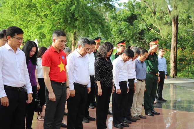 Bộ trưởng Bộ Y tế Đào Hồng Lan tri ân các gia đình có công với cách mạng tại đặc khu Côn Đảo- Ảnh 7. Bộ trưởng Bộ Y tế Đào Hồng Lan tri ân các gia đình có công với cách mạng tại đặc khu Côn Đảo- Ảnh 7.