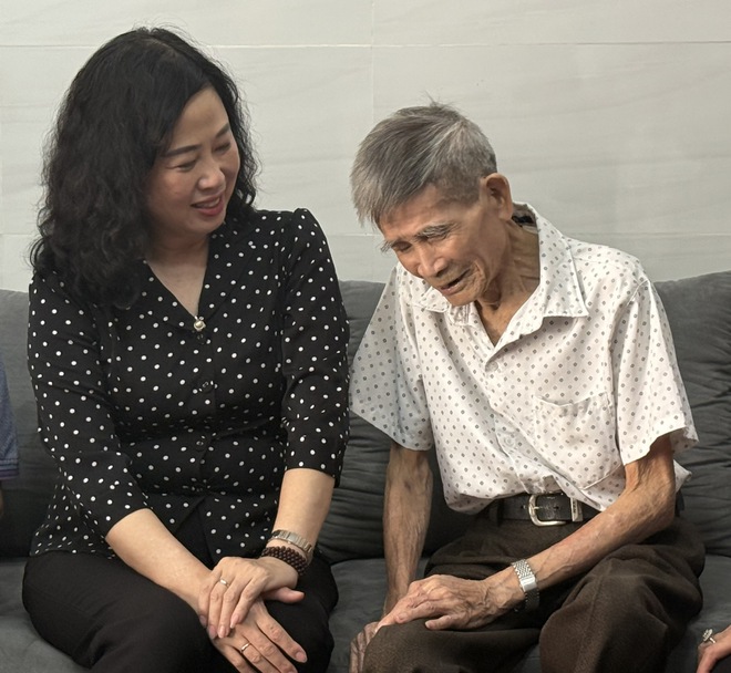 Bộ trưởng Bộ Y tế Đào Hồng Lan tri ân các gia đình có công với cách mạng tại đặc khu Côn Đảo- Ảnh 1. Bộ trưởng Bộ Y tế Đào Hồng Lan tri ân các gia đình có công với cách mạng tại đặc khu Côn Đảo- Ảnh 1.