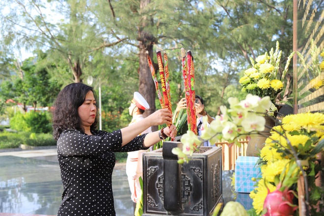 Bộ trưởng Bộ Y tế Đào Hồng Lan tri ân các gia đình có công với cách mạng tại đặc khu Côn Đảo- Ảnh 11. Bộ trưởng Bộ Y tế Đào Hồng Lan tri ân các gia đình có công với cách mạng tại đặc khu Côn Đảo- Ảnh 11.