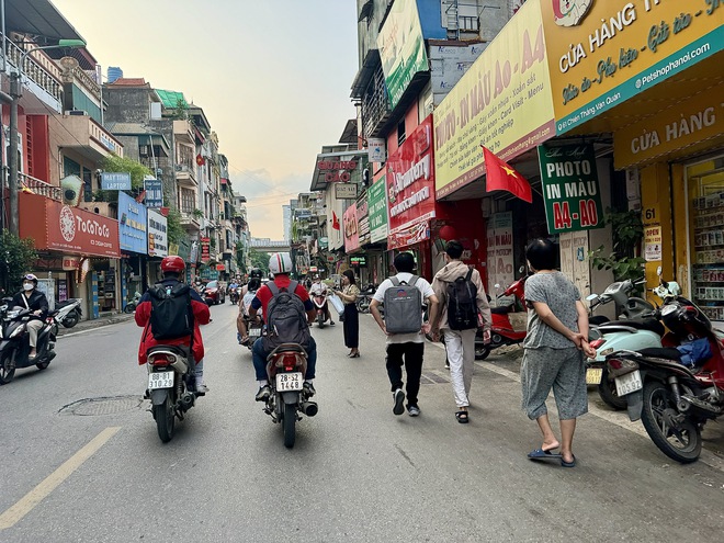 Vi phạm trật tự đô thị tái diễn ở phường Thanh Liệt ngay sau buổi ra quân xử lý- Ảnh 5. Vi phạm trật tự đô thị tái diễn ở phường Thanh Liệt ngay sau buổi ra quân xử lý- Ảnh 5.
